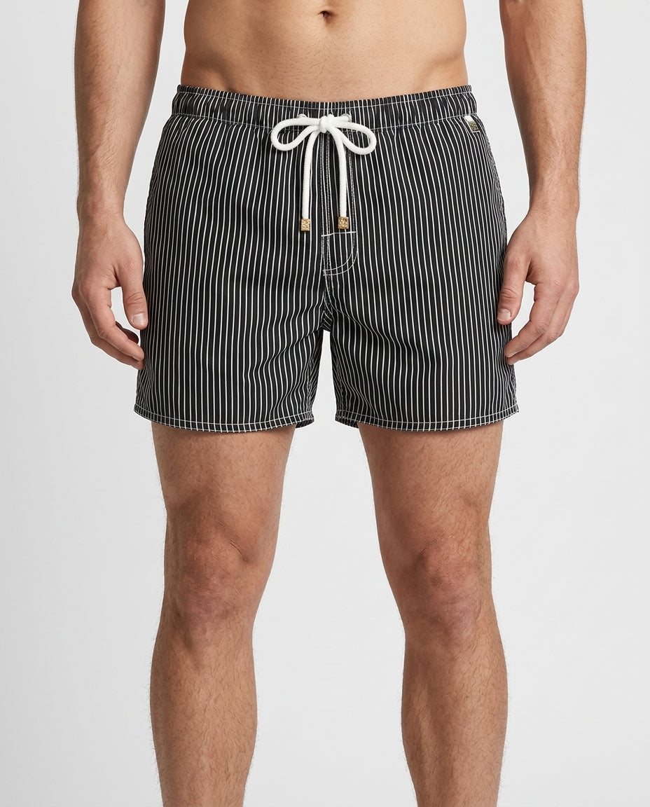 Bequeme & lockere Herren Strandshorts gestreift, perfekt als Freizeitshorts oder Bademode für den Urlaub.