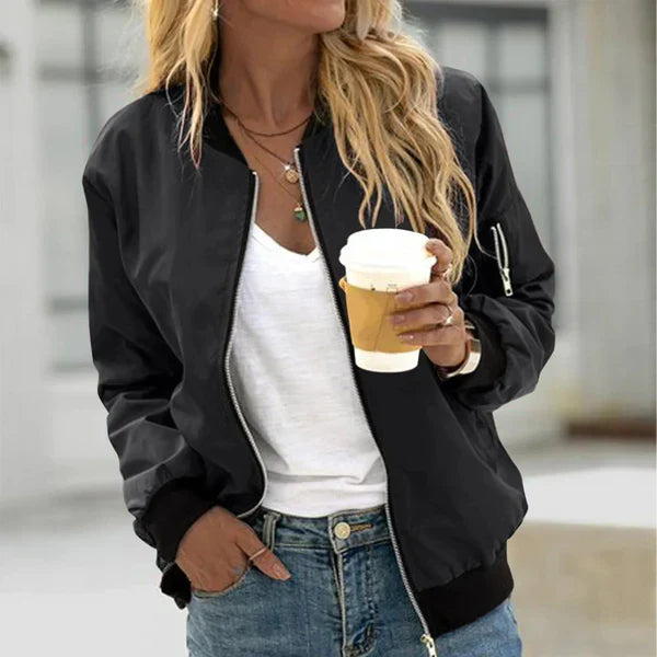 Modische Damen Bomberjacke mit Reißverschluss vorne. Ideale Streetstyle-Übergangsjacke für lässige Freizeit-Looks.