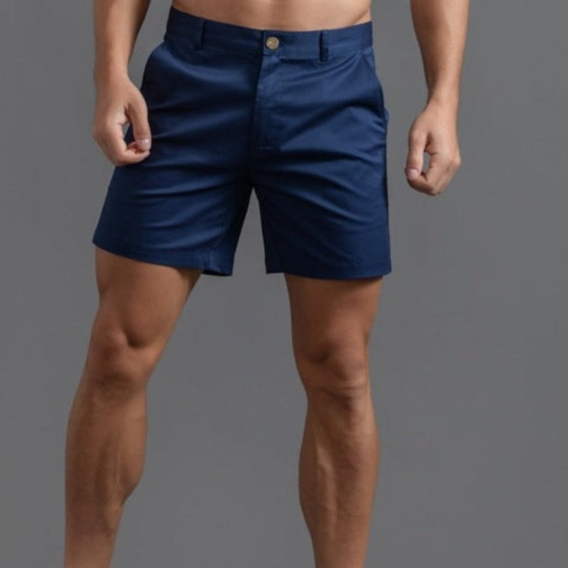 Stilvolle marineblaue Herren Chino-Shorts, klassisch und bequem für sommerliche Garderobe und Herrenmode.
