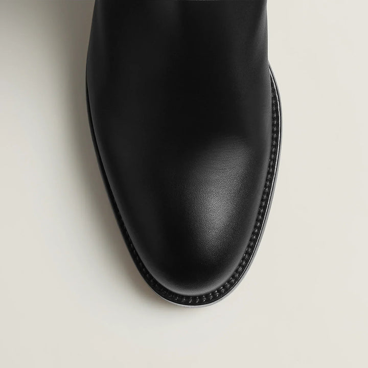 Modische hellbraune Reitstiefel für Damen am Bein. Bequem & elegant für tägliche Outfits.
