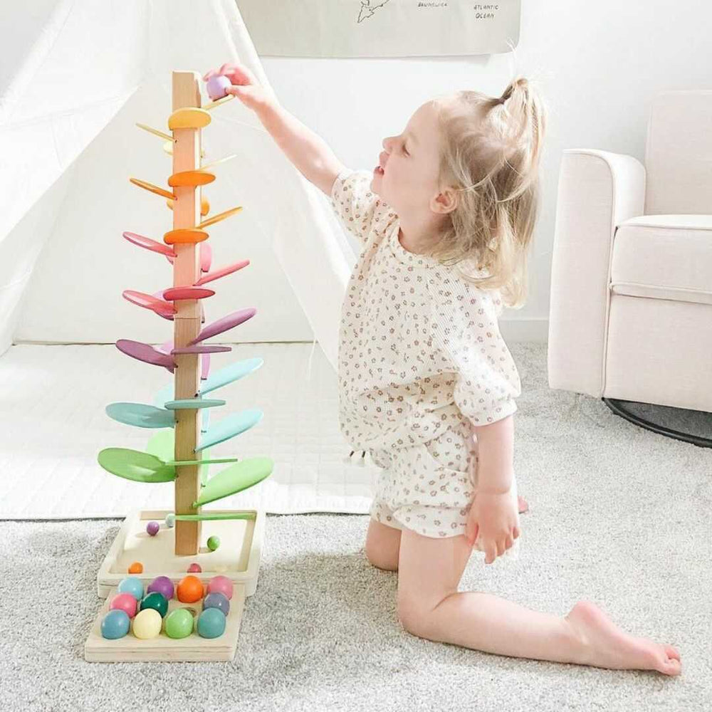 Bunter Regenbogen Murmelturm aus Holz, ein pädagogisches Spielzeug für Kinder zum Lernen und Spielen.