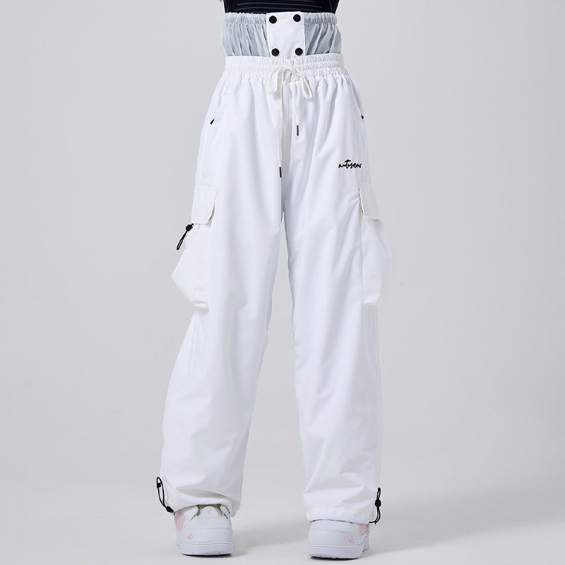 Detail der Damen Skihose: integrierter Schneeschutz. Atmungsaktive, warme Hose für den Wintersport.
