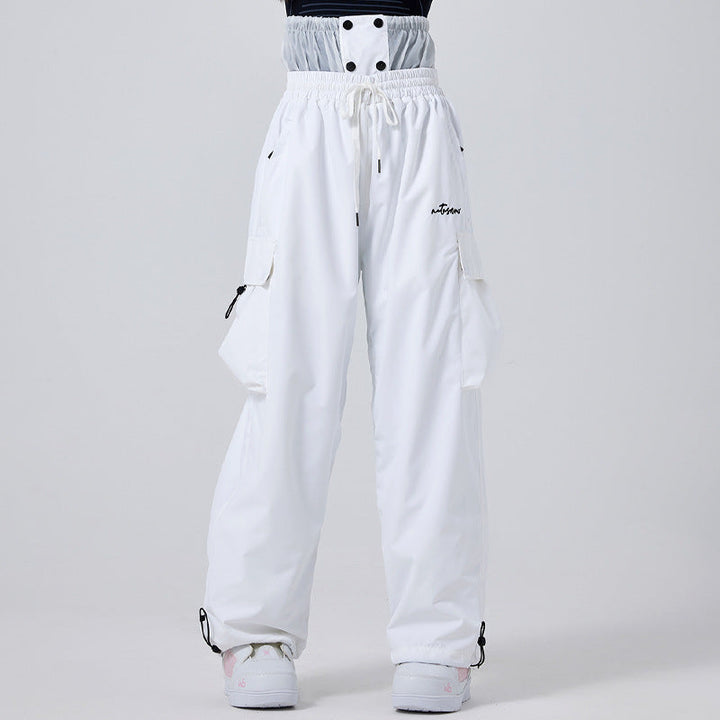 Detail der Damen Skihose: integrierter Schneeschutz. Atmungsaktive, warme Hose für den Wintersport.