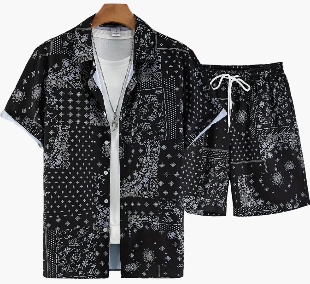 Entspanntes Herren Sommer Outfit: Kurzarm Hemd & Shorts im lässigen Bandana Design.