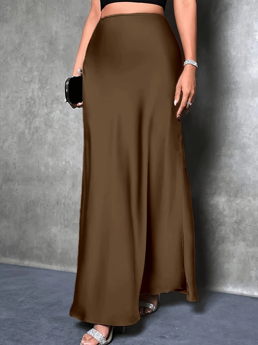 Klassischer Damen Maxirock aus Satin, elegant und vielseitig für festliche Abende.