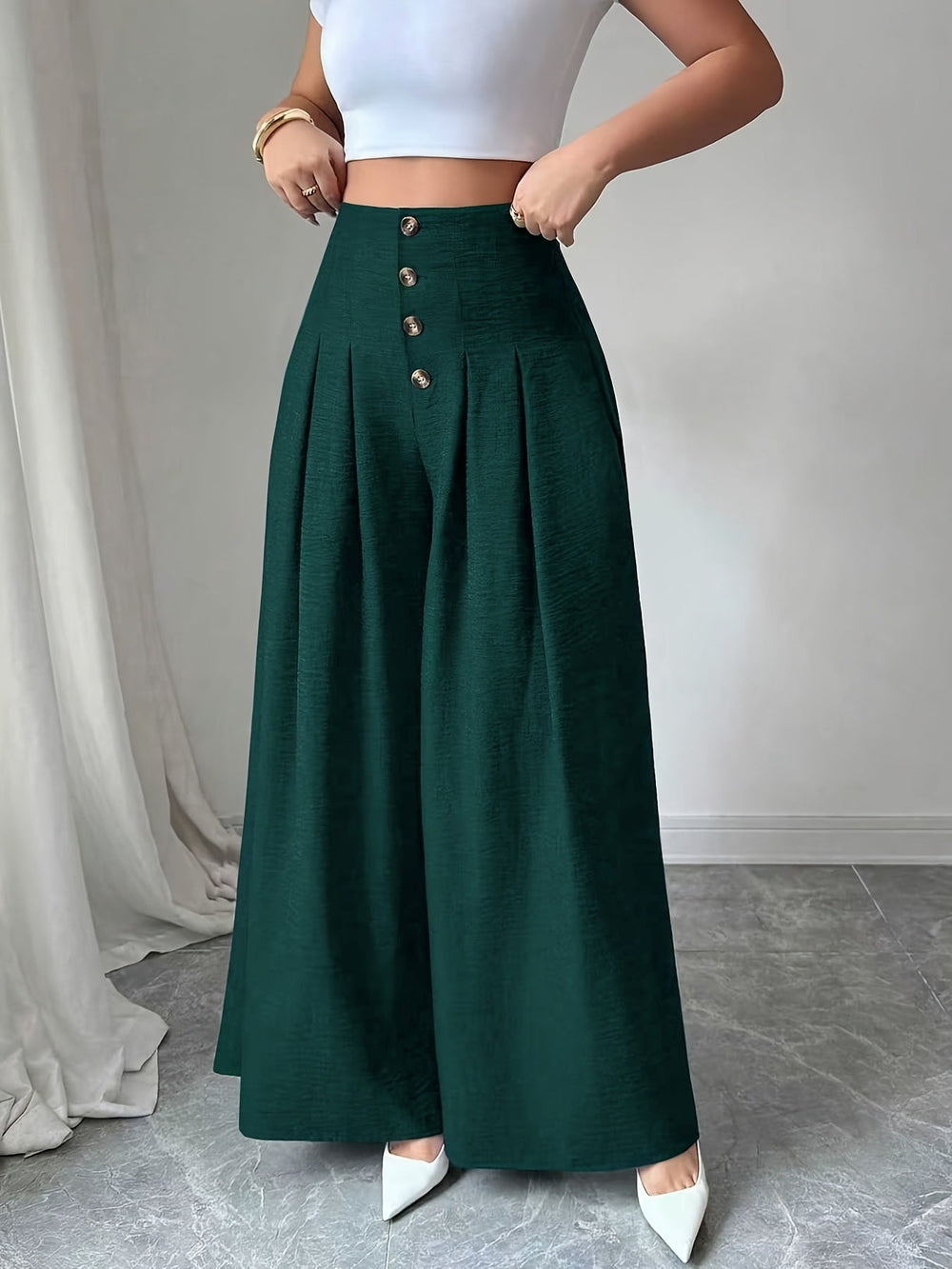 Stilvolle High-Waist Faltenhose für Damen, Weitbein, modern, komfortabel, mit Knopfakzent.