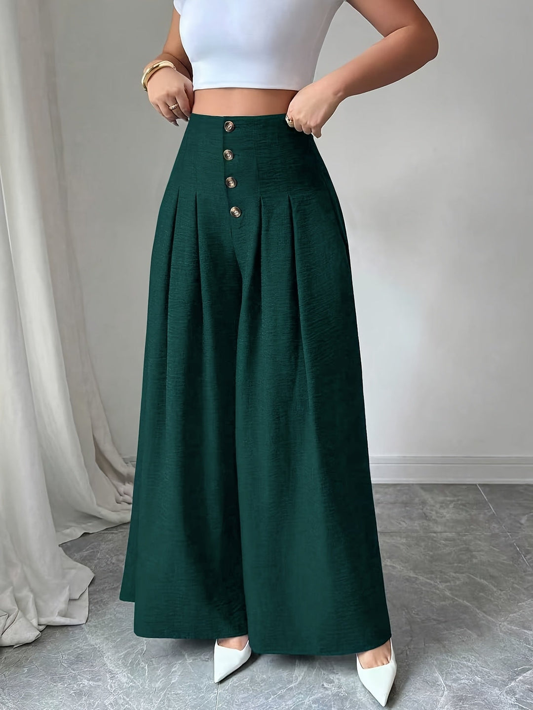 Stilvolle High-Waist Faltenhose für Damen, Weitbein, modern, komfortabel, mit Knopfakzent.