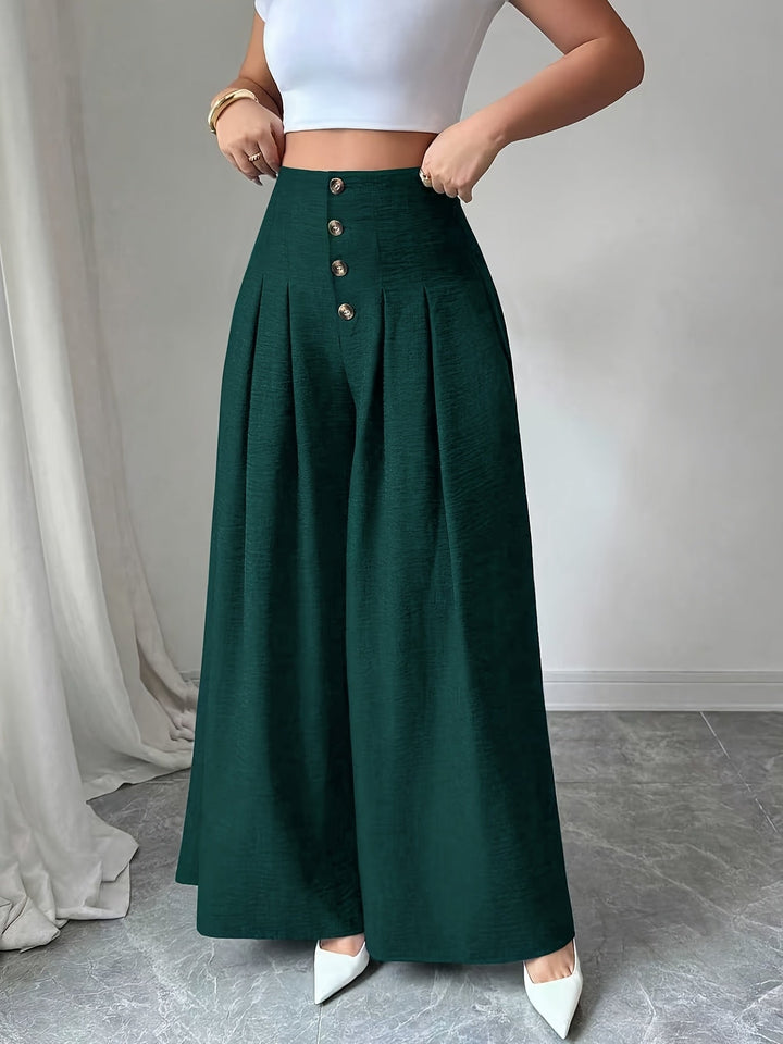 Stilvolle High-Waist Faltenhose für Damen, Weitbein, modern, komfortabel, mit Knopfakzent.
