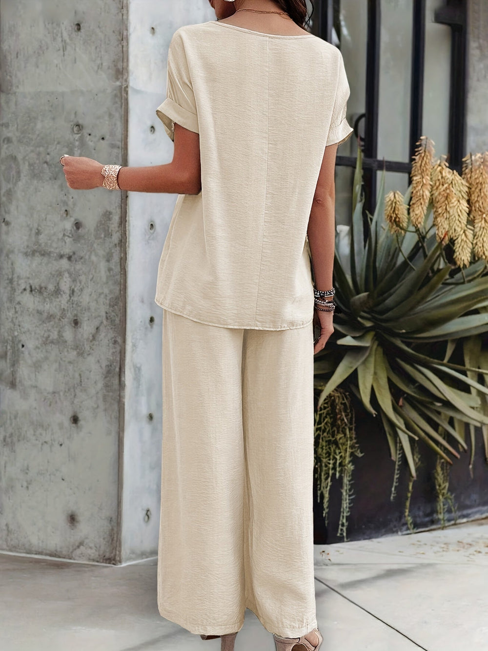 Komfortabler Damen Sommer Jumpsuit, locker geschnitten, weite Beine, stilvolles Häkel-Detail. Perfekt für Urlaub.