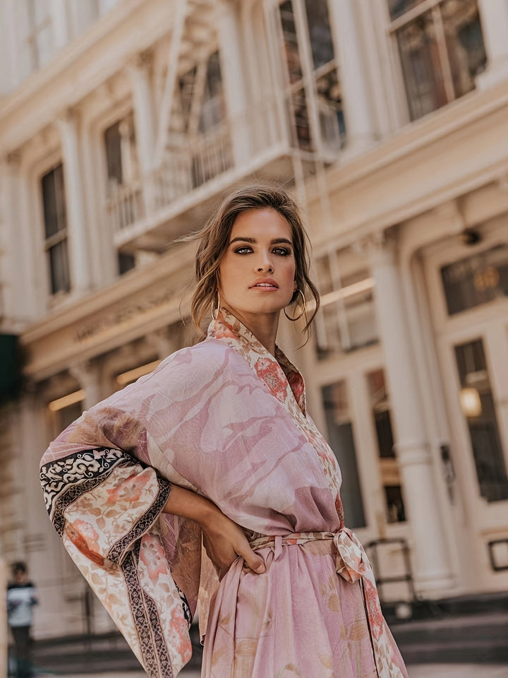 Leichter Damen Blumenprint Kimono in Rot für Sommer, Strand & modische Outfits; luftig und bequem.