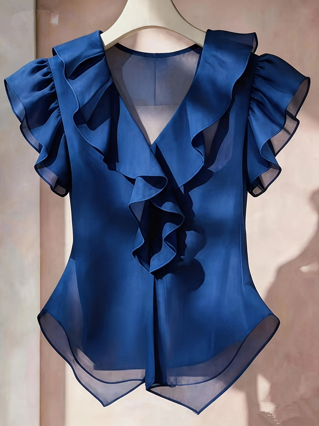 Elegante Damen-Rüschenbluse in Schwarz, V-Ausschnitt, Volantärmel, Business-Casual Look.