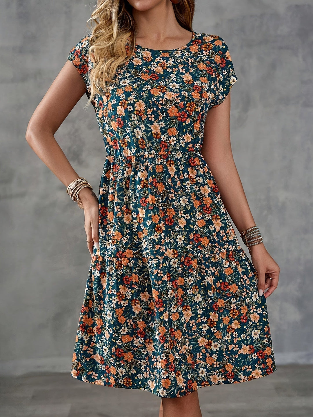 Nahaufnahme des knielangen Damen Blumenkleides mit detailreichem floralem Muster. Kurzarm Sommerkleid für Frauen.