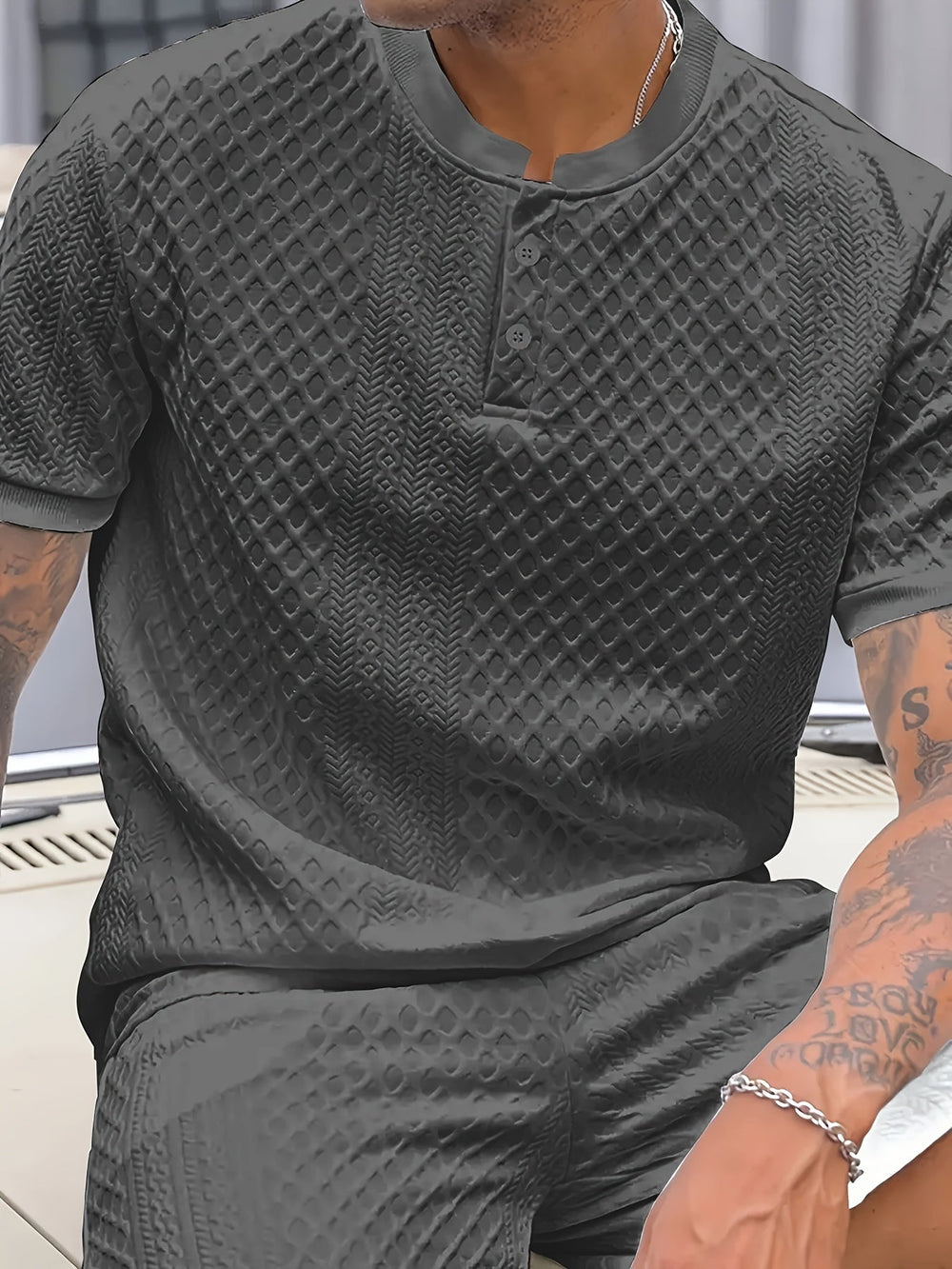 Lässiges Herren Sommer Outfit mit strukturiertem Kurzarm-T-Shirt und bequemen Shorts. Perfekt für Freizeit.