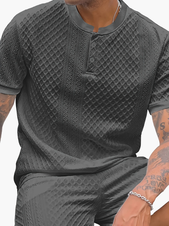 Komfortables Herren Sommer Set mit strukturiertem Stoff, bestehend aus T-Shirt und passenden Shorts.