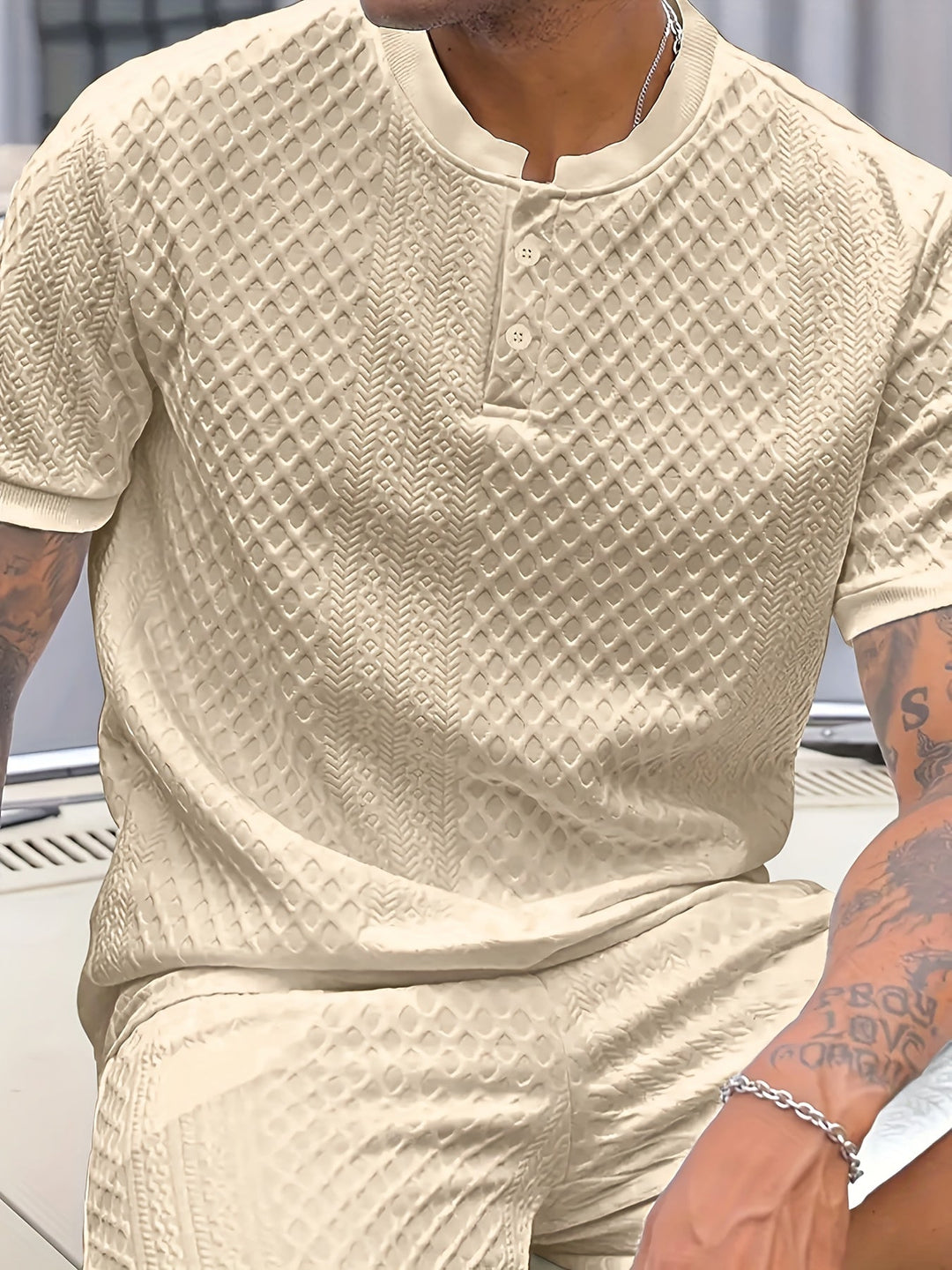 Komfortables Herren Freizeit Set, ideal für Sommerurlaub. Inklusive strukturiertem T-Shirt und Shorts.