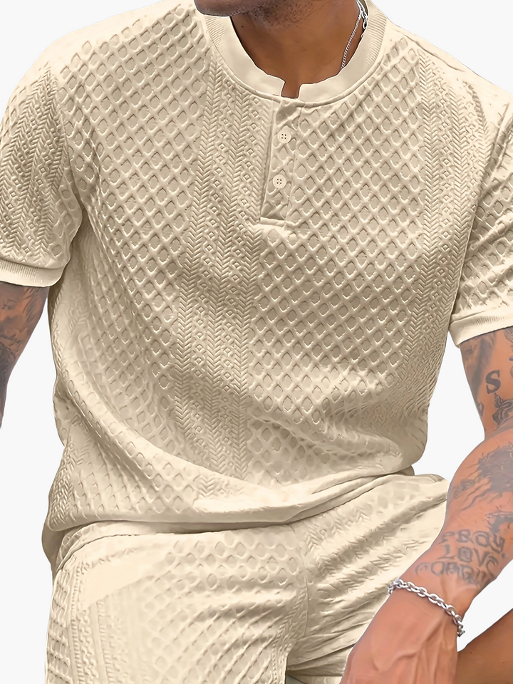 Herren Strandmode: Strukturiertes Kurzarm-T-Shirt und Shorts im Set. Ideal für Urlaub und Entspannung.