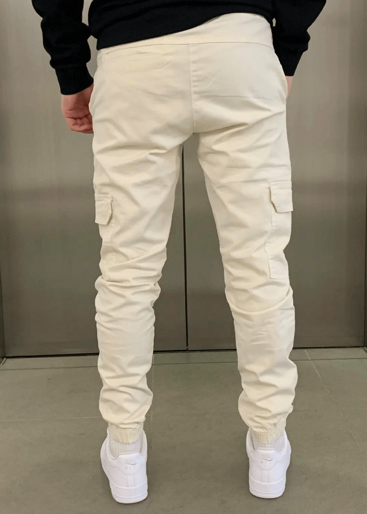 Knöchelbündchen der Jogginghose: Elastische Manschetten betonen den sportlichen Look und modernen Streetwear-Stil der Herren Hose.