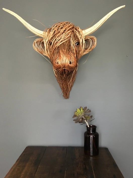 Handgemachte Hochlandrind Wandskulptur. Elegante Tierdeko und Kunstwerk für rustikales Ambiente.
