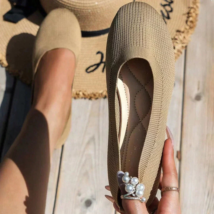 Seitenansicht der bequemen orthopädischen Ballerinas Mia für Damen, mit rutschfester Laufsohle.