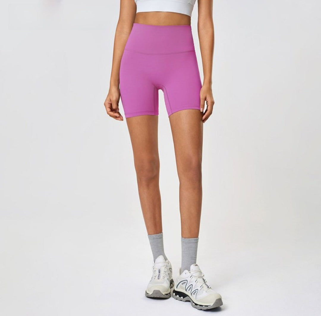 Dunkle Damen Trainingsshorts, dehnbar und atmungsaktiv, für ein angenehmes Körpergefühl.