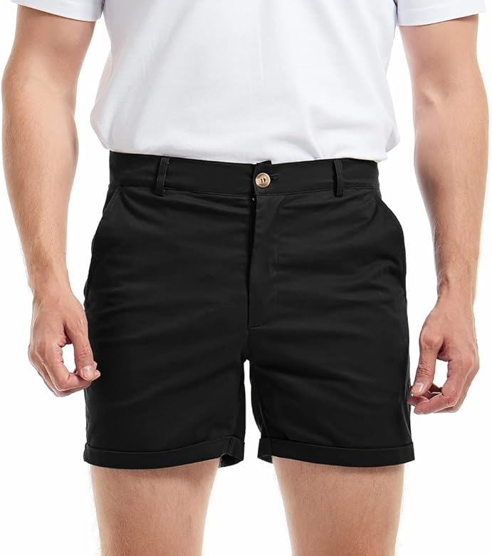 Nahaufnahme: Atmungsaktiver Stoff der beigen Herren Chino-Shorts. Ideal für heiße Sommer-Tage; bequeme Freizeit-Mode.