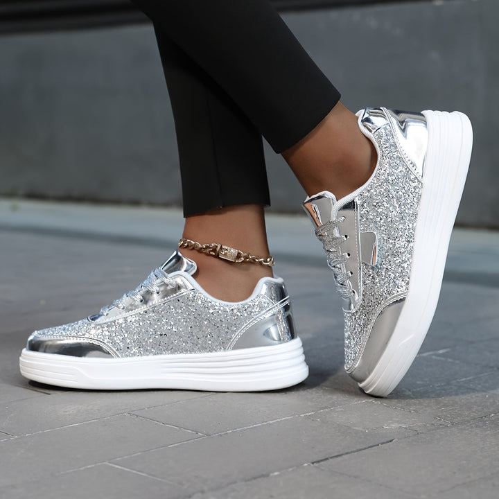 Federleichte Damen Glitzer Sneaker mit Plateau-Sohle, funkelnd & modisch. Ideale Sommer Party Schuhe.