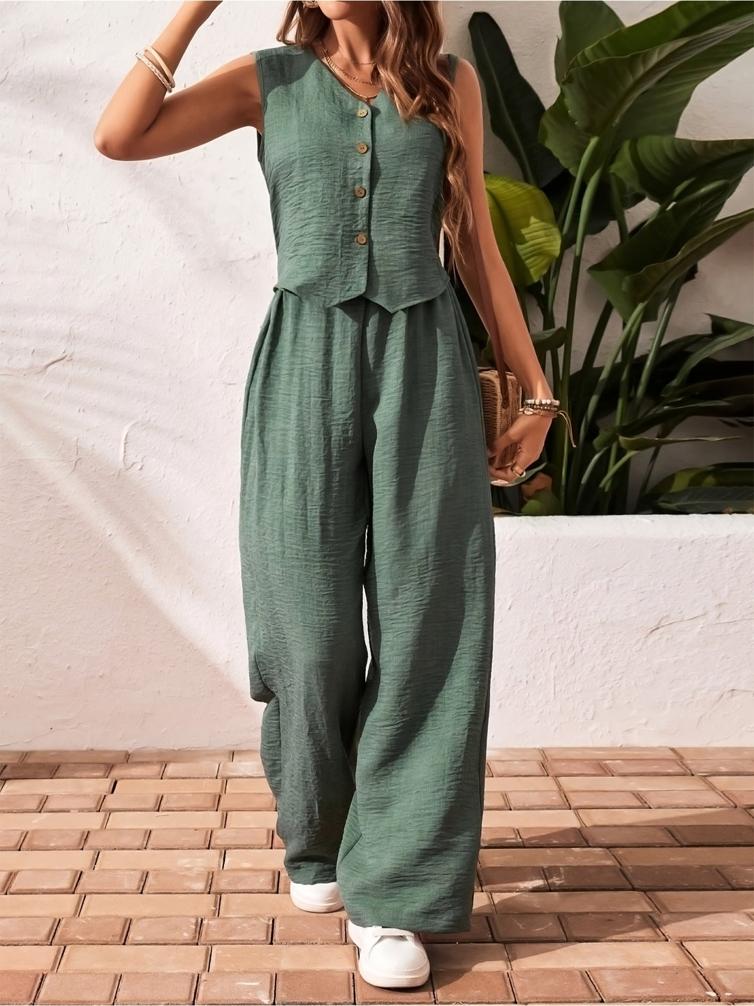 Damen Zweiteiler Sommeranzug mit Weste, Knopfleiste & weiter Hose. Elegant und luftig für warme Tage.