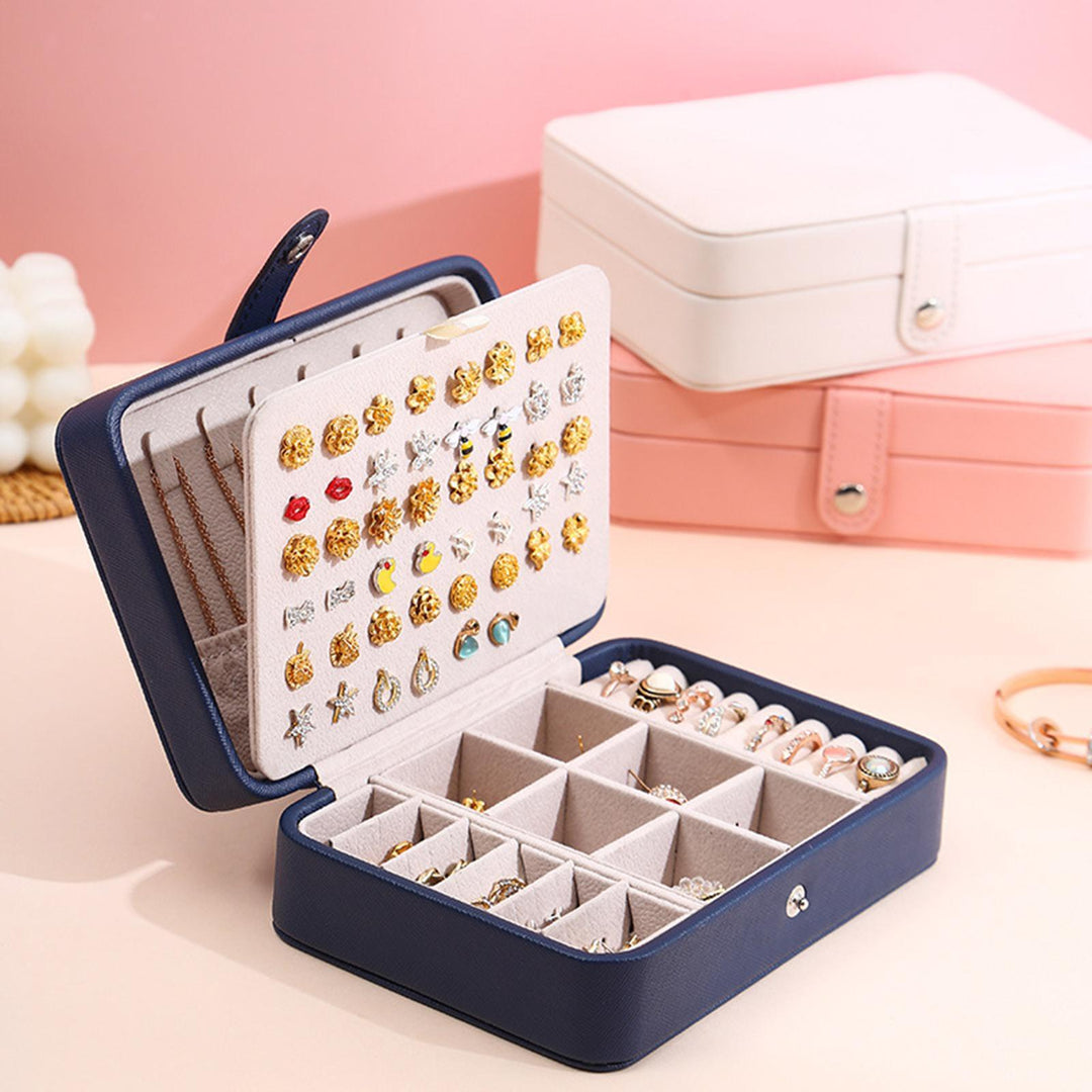 Stilvoller Leder Schmuckorganizer mit Klappdeckel für Ringe und Ohrringe. Perfekte Schmuckaufbewahrung.