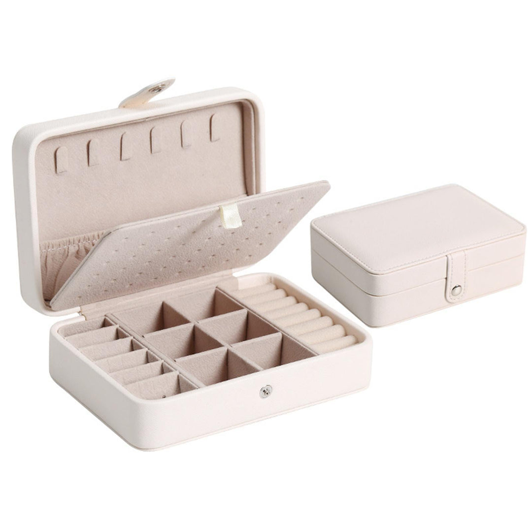 Geschlossener eleganter Leder Schmuckkasten mit Klappdeckel, schützt Ringe und Ohrringe stilvoll.