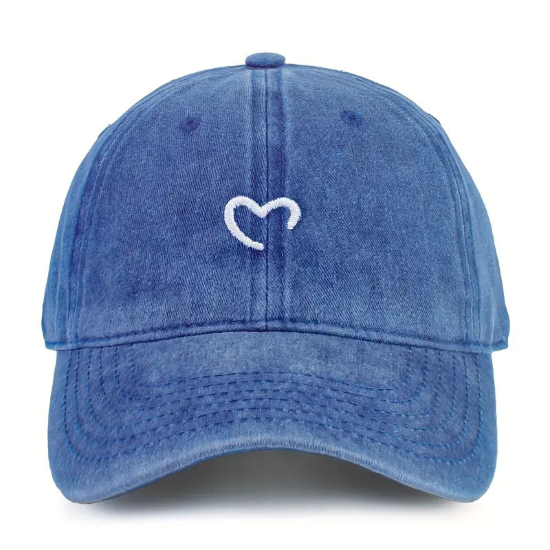 Elegante Damen Kappe mit besticktem Herz, aus Baumwolle. Eine tolle Geschenkidee für Frauen.