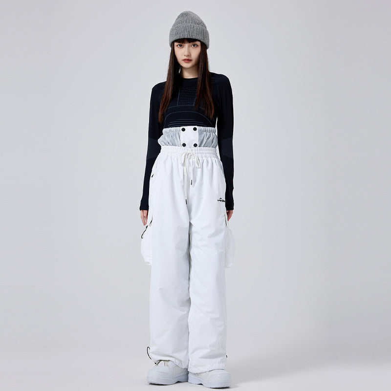 Damen Skihose in Aktion. Robuste, warme Winterhose mit Schneeschutz für Outdoor- & Sportaktivitäten.
