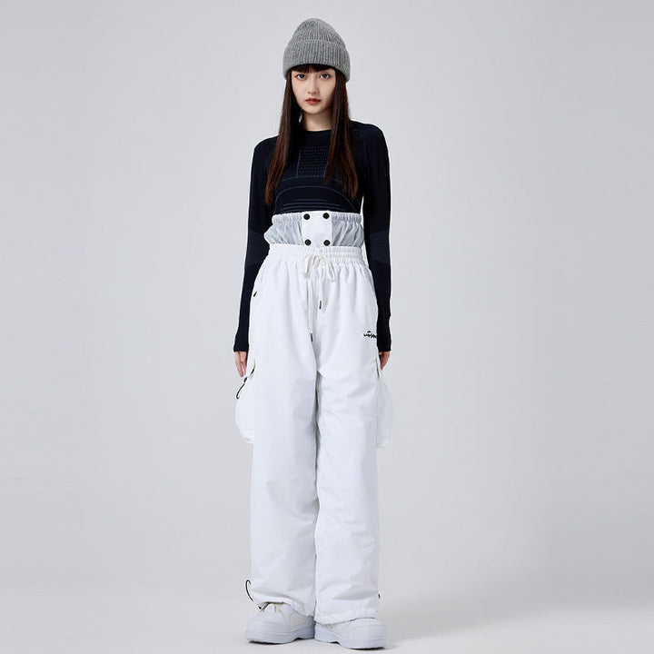 Damen Skihose in Aktion. Robuste, warme Winterhose mit Schneeschutz für Outdoor- & Sportaktivitäten.
