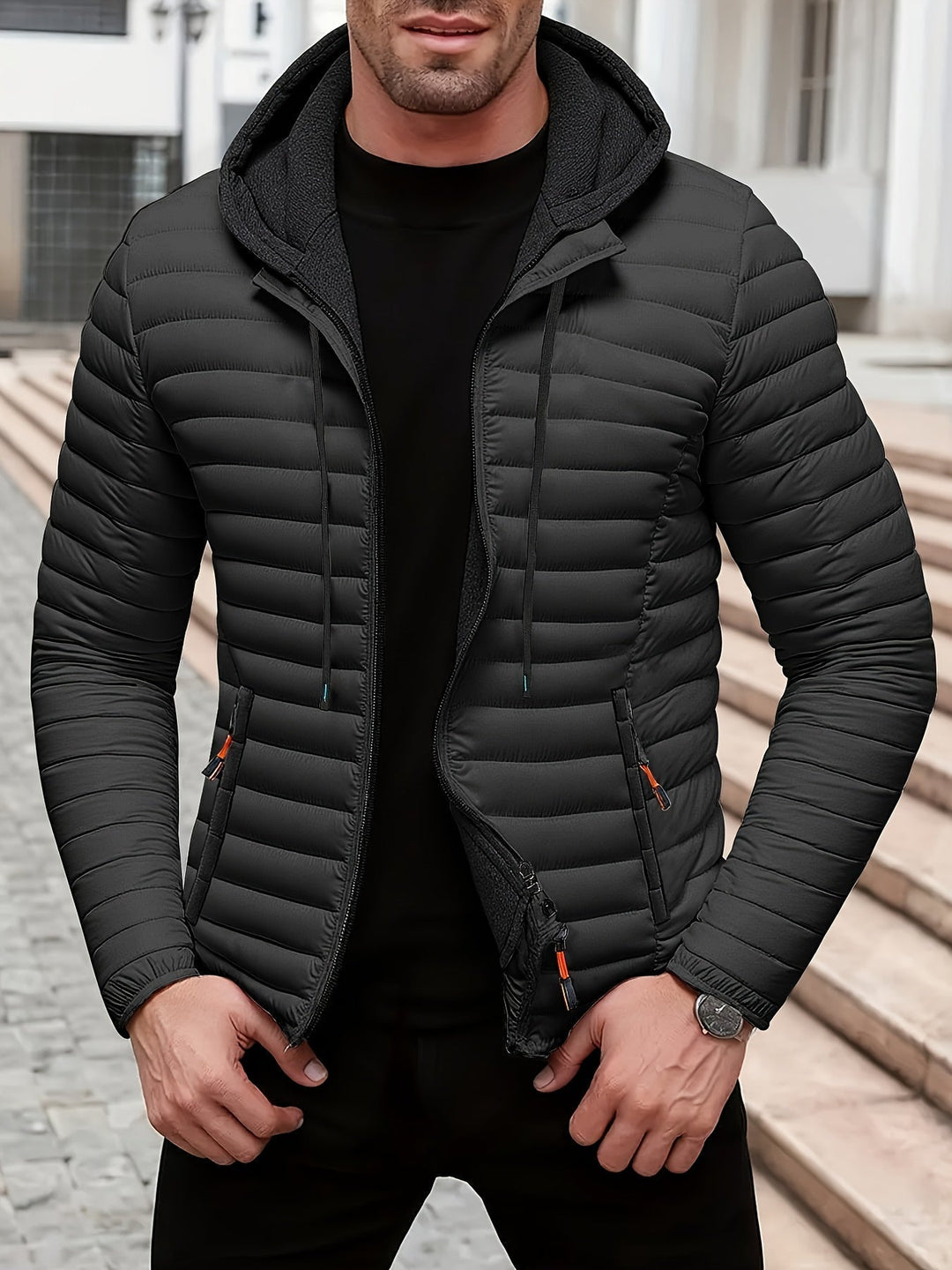 Gesteppte Herren Kapuzenjacke mit durchgehendem Reißverschluss. Modische Outdoorjacke für sportliche Herrenmode.