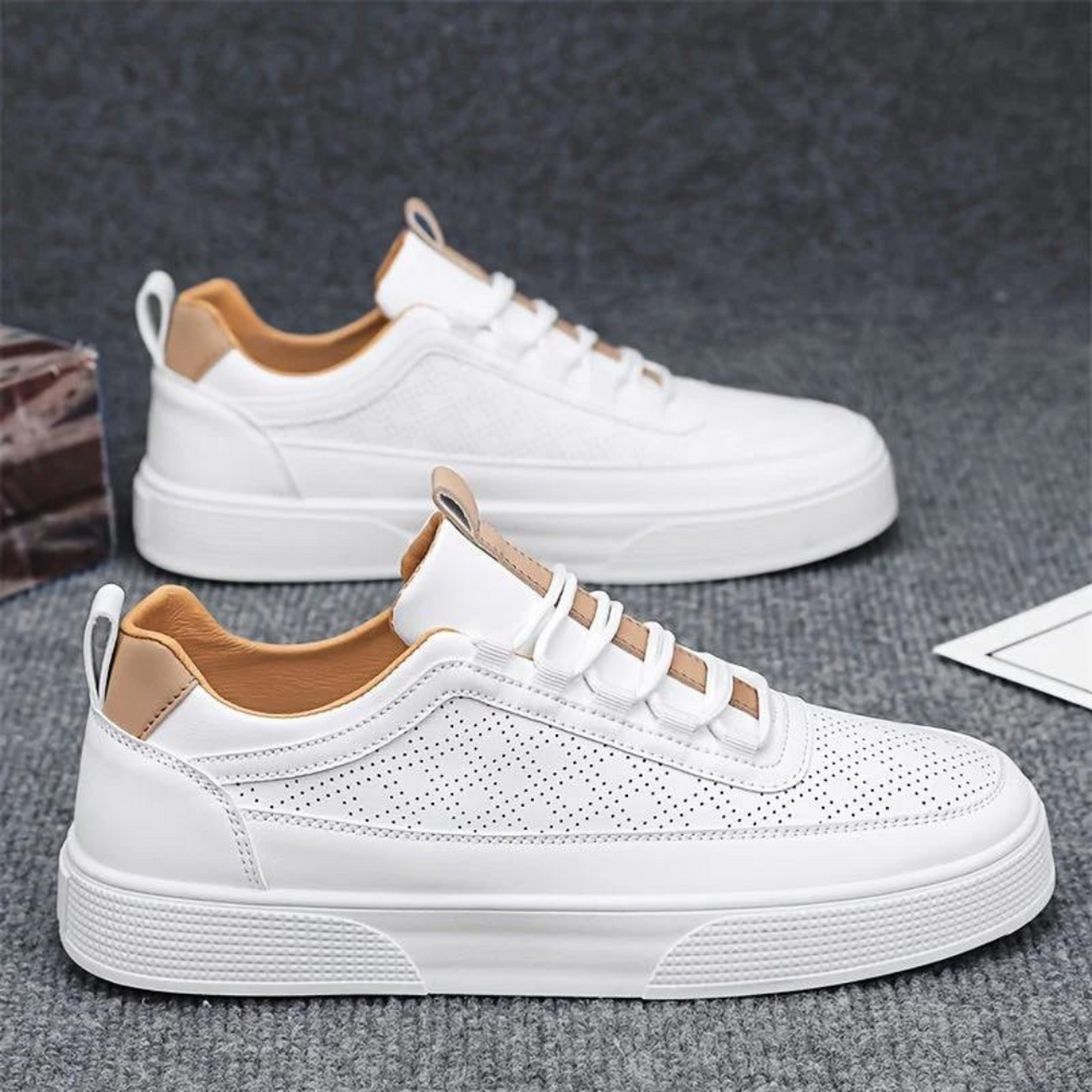 Modische Herren Freizeitschuhe UrbanEase. Weiße, leichte Sneaker mit braunen Details, ideal für jeden Tag.