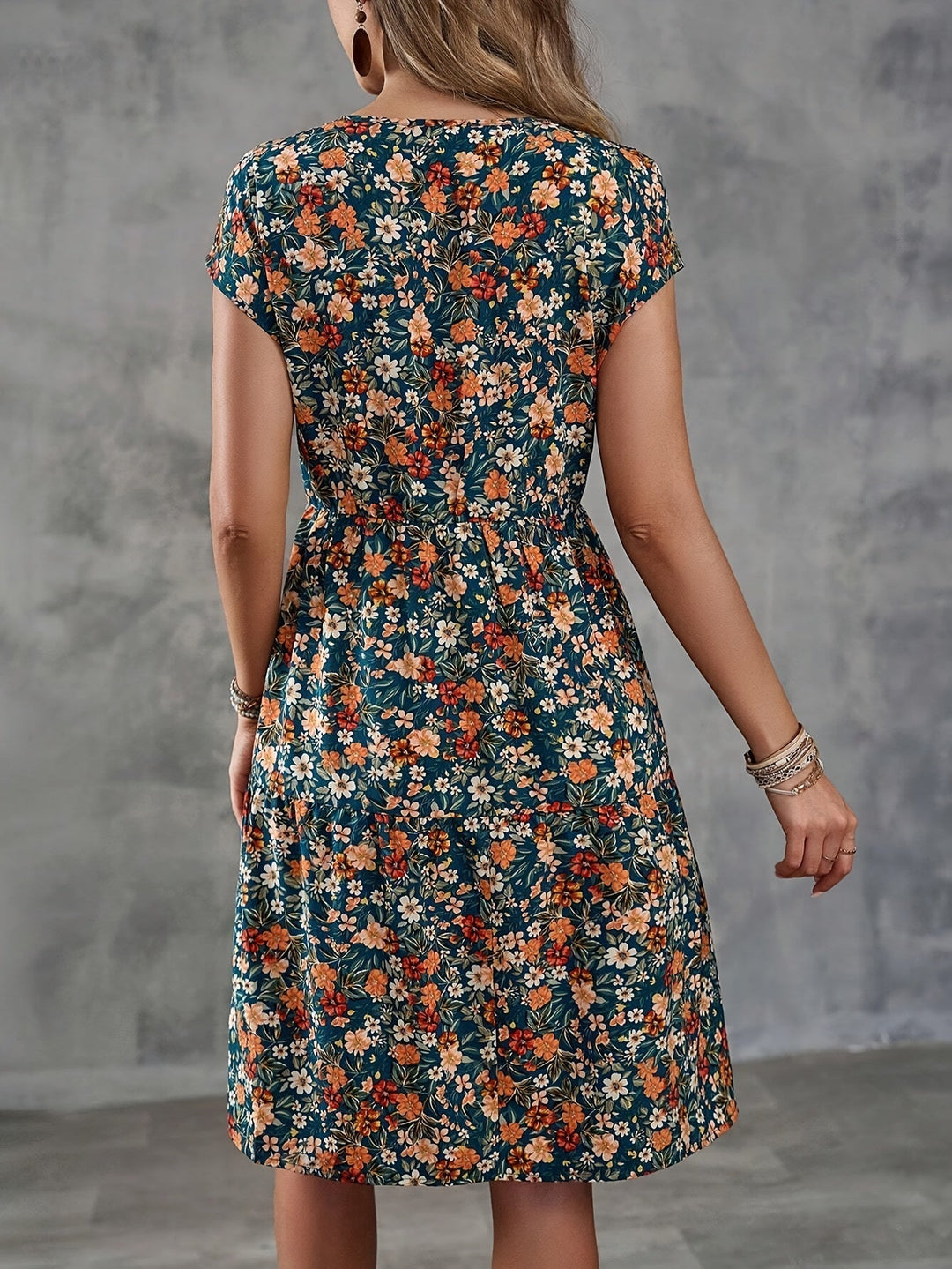 Elegantes Damen Freizeitkleid im lebhaften Blumenmuster. Knielanges Sommerkleid mit Kurzarm für vielseitige Looks.