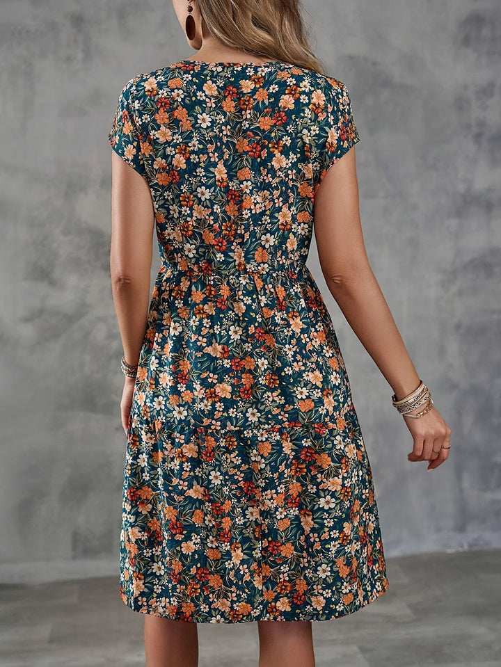 Elegantes Damen Freizeitkleid im lebhaften Blumenmuster. Knielanges Sommerkleid mit Kurzarm für vielseitige Looks.