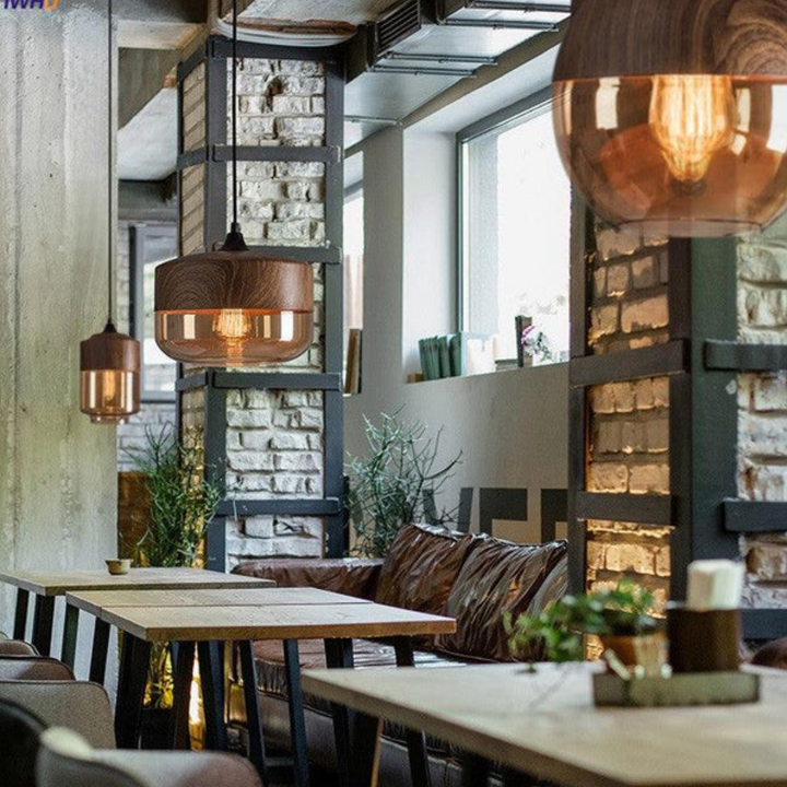 Gemütliche Deckenleuchte aus Holz, skandinavisches Design, schafft warme Atmosphäre im Schlafzimmer.