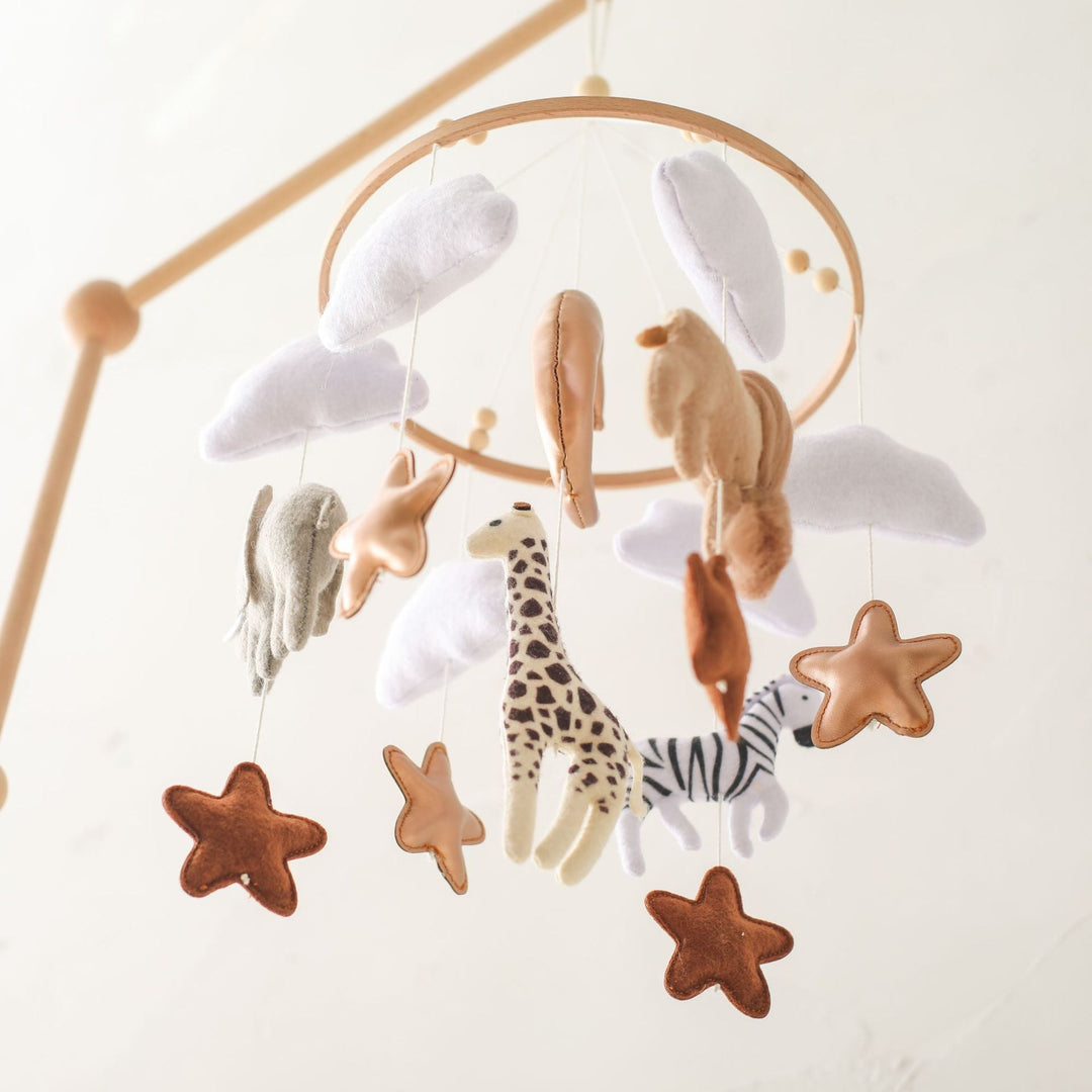 Detailansicht des Baby Mobiles mit Filz-Elefant und Giraffe, weckt Neugier und fördert visuelle Wahrnehmung beim Baby.