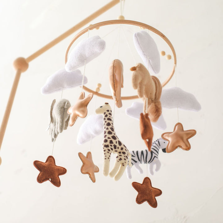 Detailansicht des Baby Mobiles mit Filz-Elefant und Giraffe, weckt Neugier und fördert visuelle Wahrnehmung beim Baby.