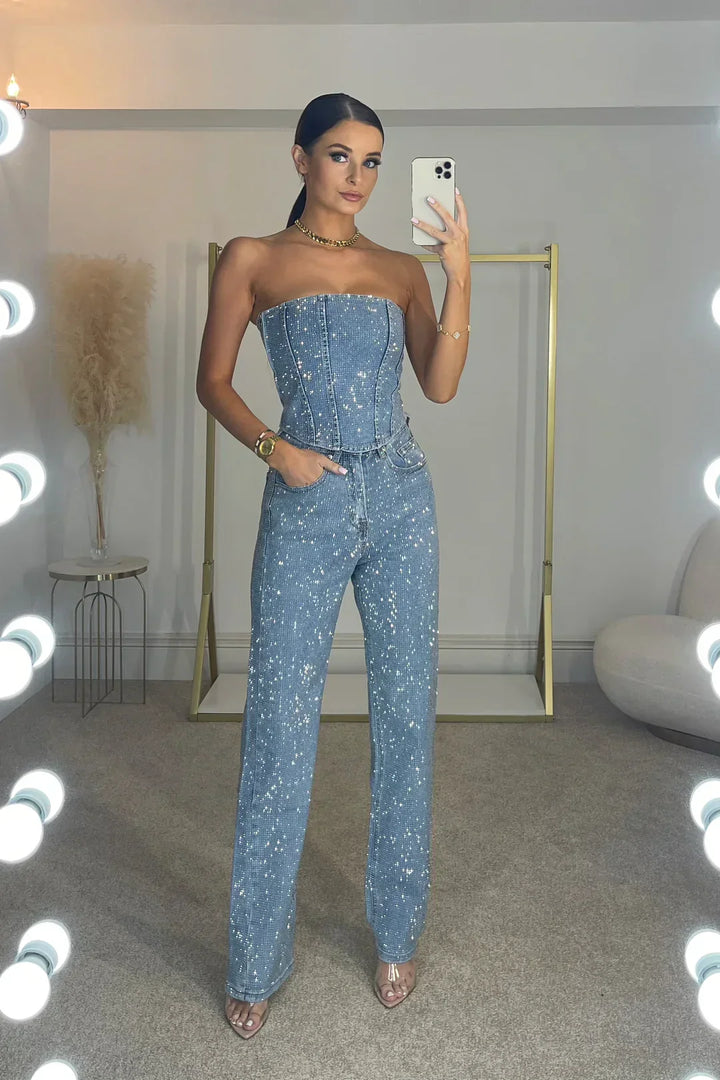 Komplettes Damen Jeans-Set: Glitzer-Oberteil & High-Waist-Jeans. Stylisches Sommer-Outfit für glamouröse Anlässe.