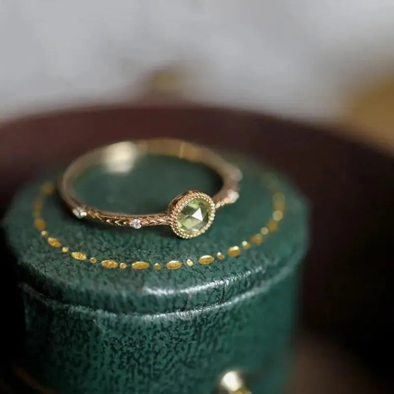 Eleganter Damen Peridotring aus Silber mit leuchtend grünem Kristall. Perfektes Schmuckstück.