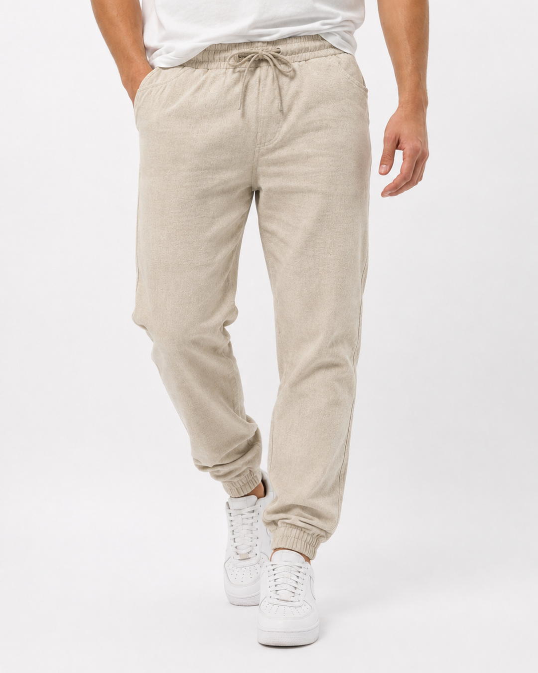 Moderne Herren Jogginghose in lockerer Passform, stylische Freizeithose für sportliche Streetwear-Looks.