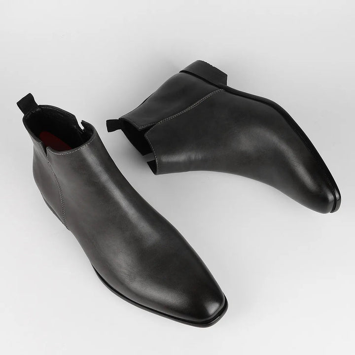 Rückansicht der Lars Herren Retro-Stiefel. Robuste Sohle und eleganter Absatz für Komfort und Stil.
