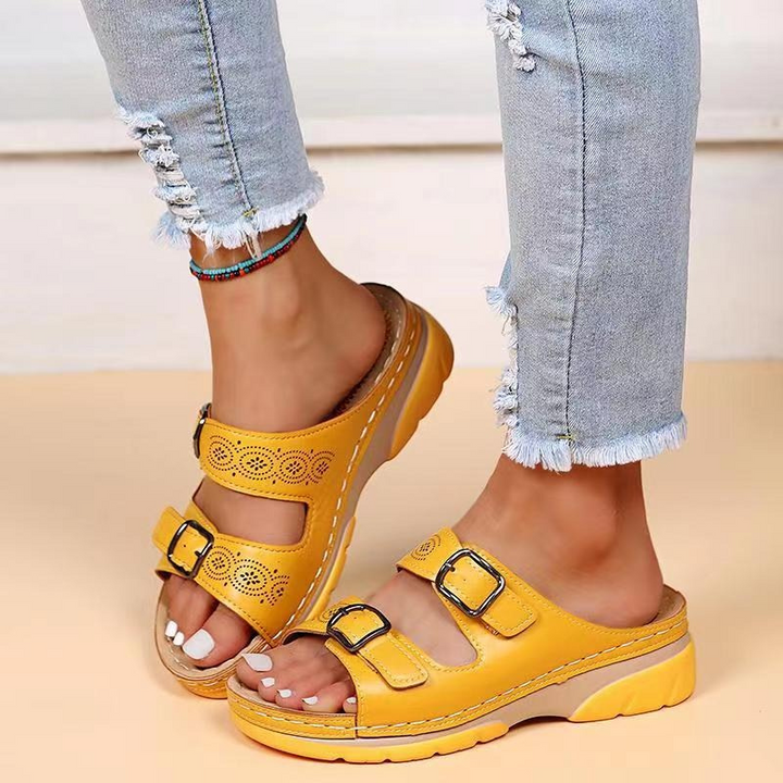 Ansicht der flexiblen Sohle von orthopädischen Damen Sandalen mit Profil für sicheren Halt.