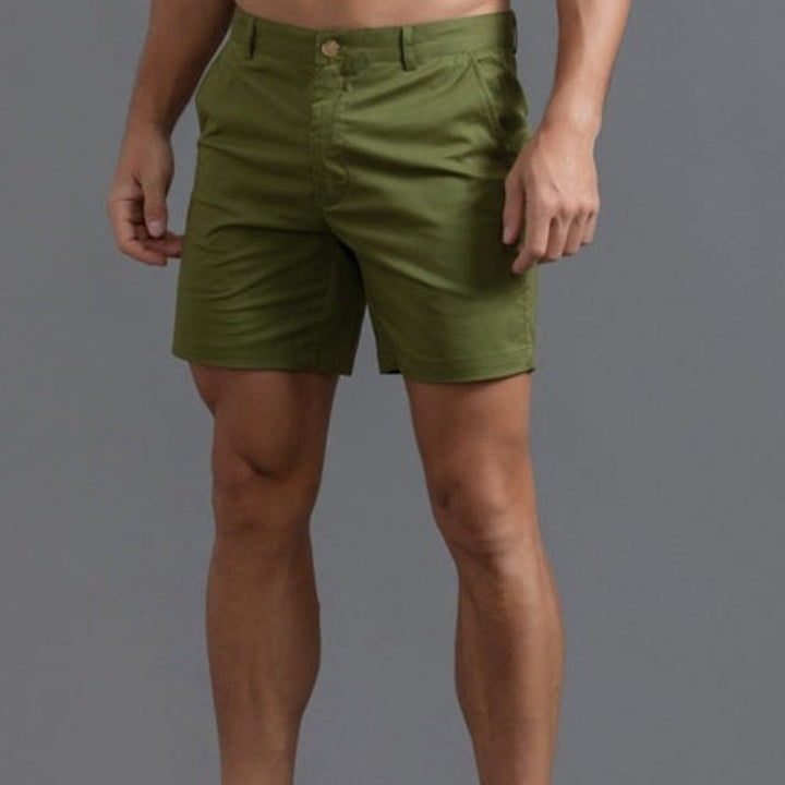 Mann trägt modische Herren Slim-Fit Chino-Shorts und T-Shirt. Perfekte Sommerbekleidung für entspannte Tage.