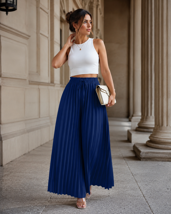 Elegante Damen Sommerhose, plissiert mit weitem Bein. Bietet Komfort und Stil für jeden Anlass im Sommer.