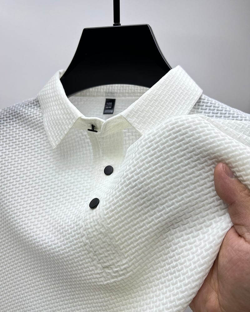 Detailaufnahme des atmungsaktiven Stoffes vom Herren Luxus Polohemd; komfortabel und stilvoll.