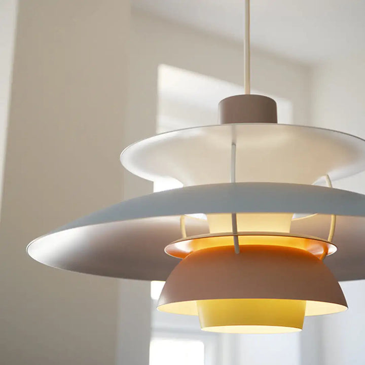 Weiße, runde LED-Deckenlampe, dimmbar. Funktionale Beleuchtung für Büros, energieeffizient.