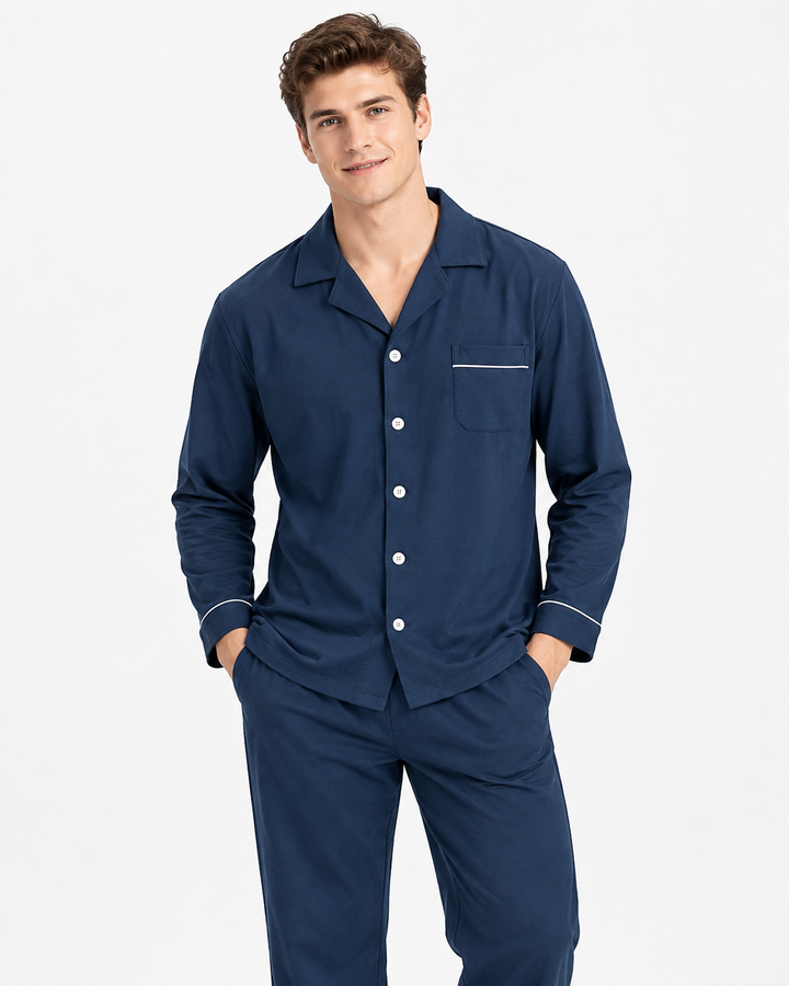 Hochwertiges Herren Nachtwäsche Set. Komfortabler Langarm Pyjama Zweiteiler für entspannte Abende und süße Träume.