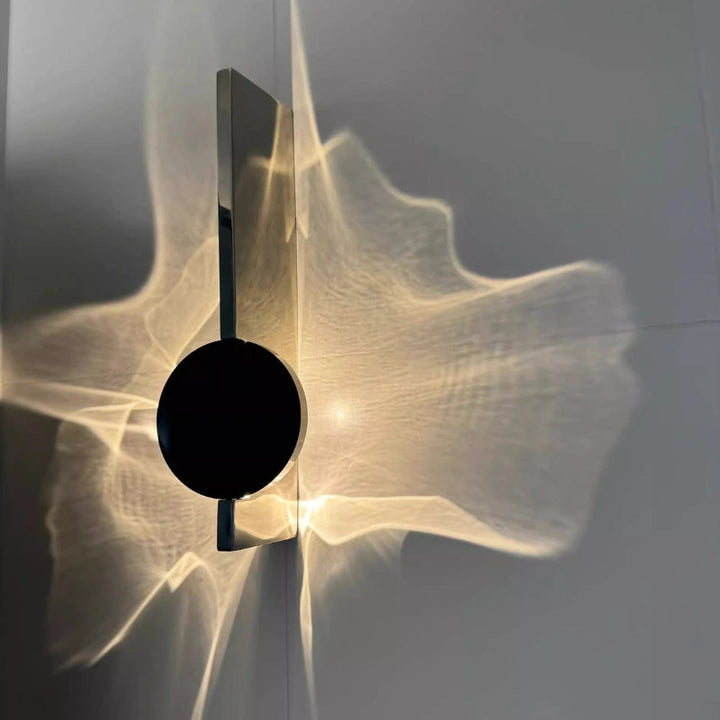 Minimalistische, moderne LED-Wandleuchte, erzeugt stilvolle Licht- & Schattenmuster für zeitgemäßes Ambiente.